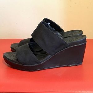 Crocs Leigh II Strap Wedge Sandal, size 9